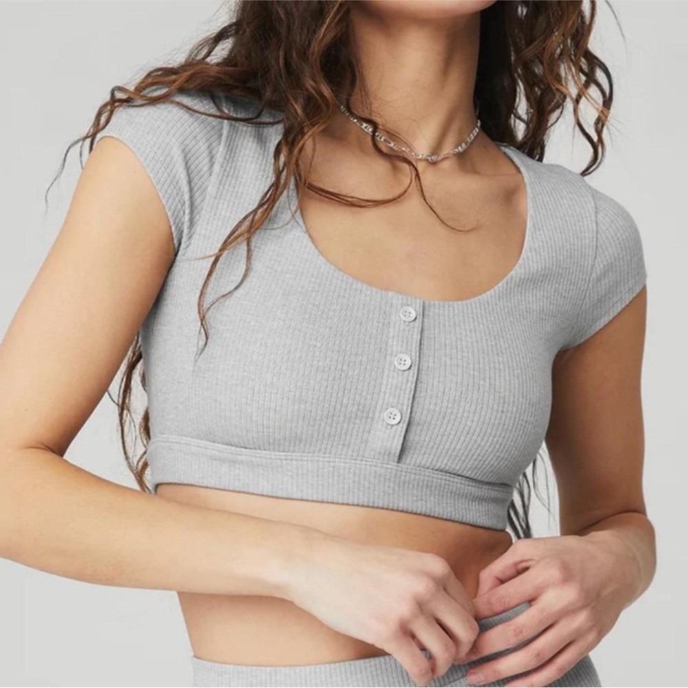 ALO Crop Top Sz S Light Gray Ribbed Knit‎ Scoop Neck Cap Sleeves Henley Bra Top
